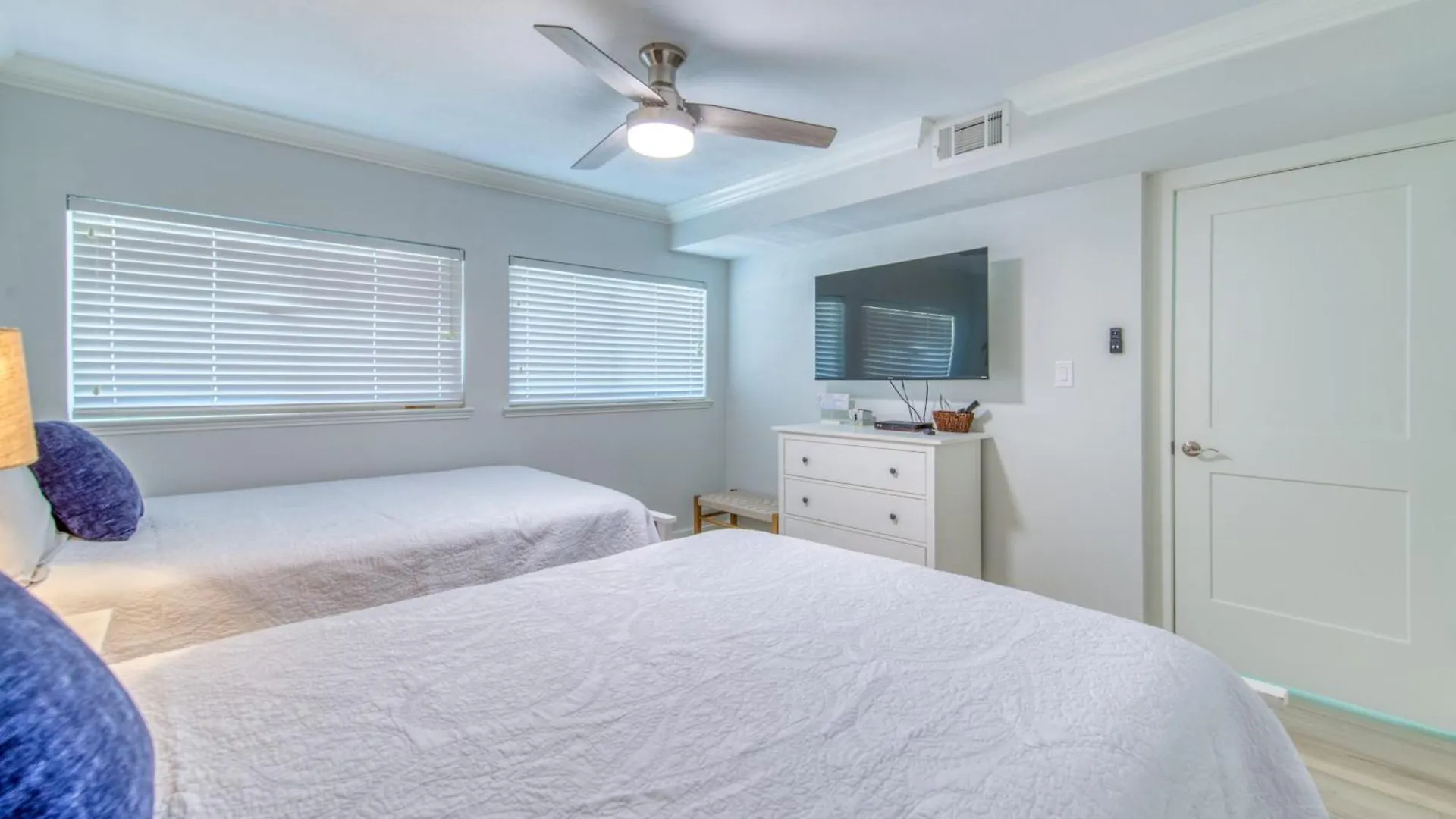 Beach House Condominiums C603 - Beachfront With Pool, Wifi, & Beach Service Destin United States