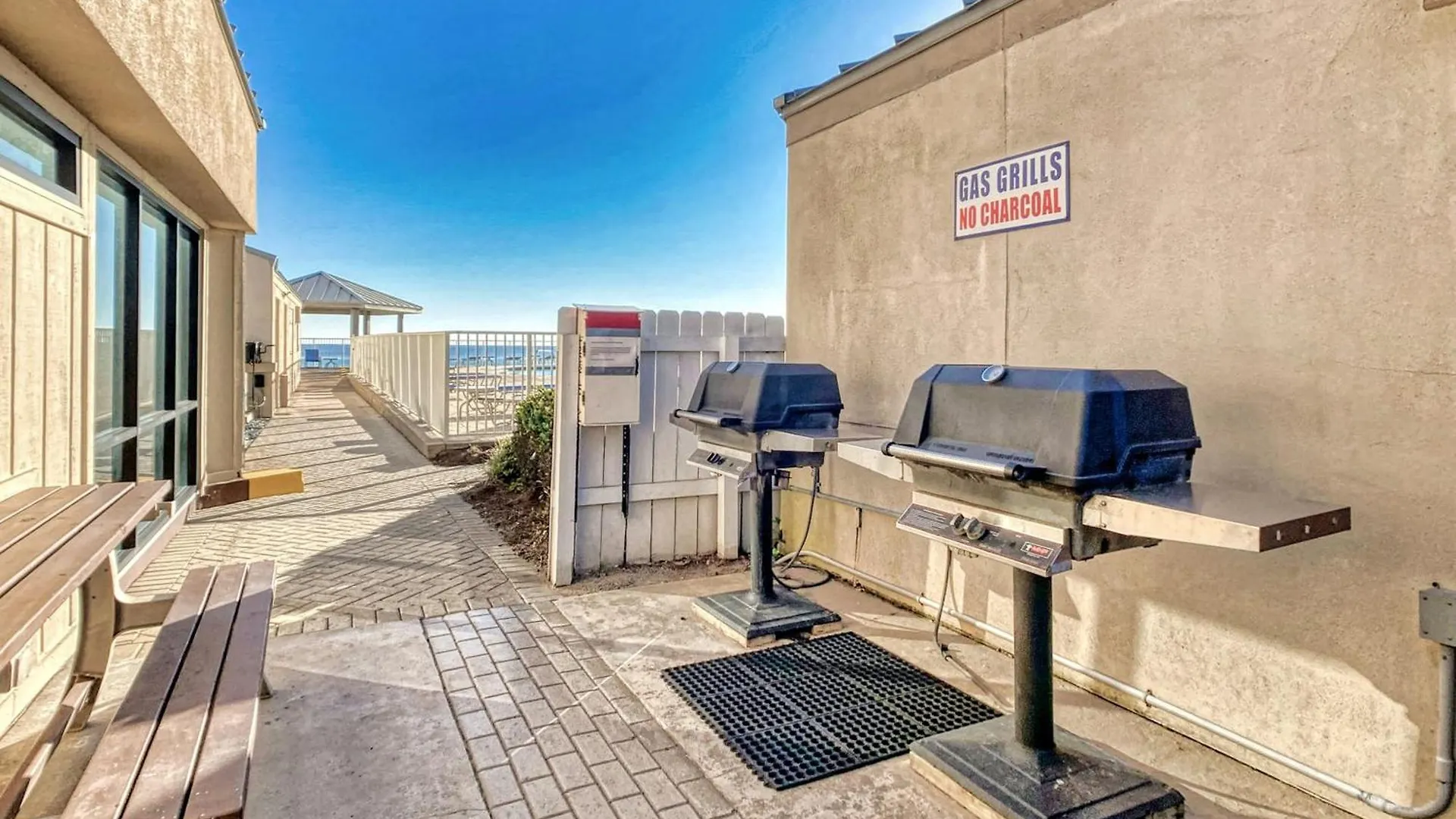 Beach House Condominiums C603 - Beachfront With Pool, Wifi, & Beach Service Destin Apartment